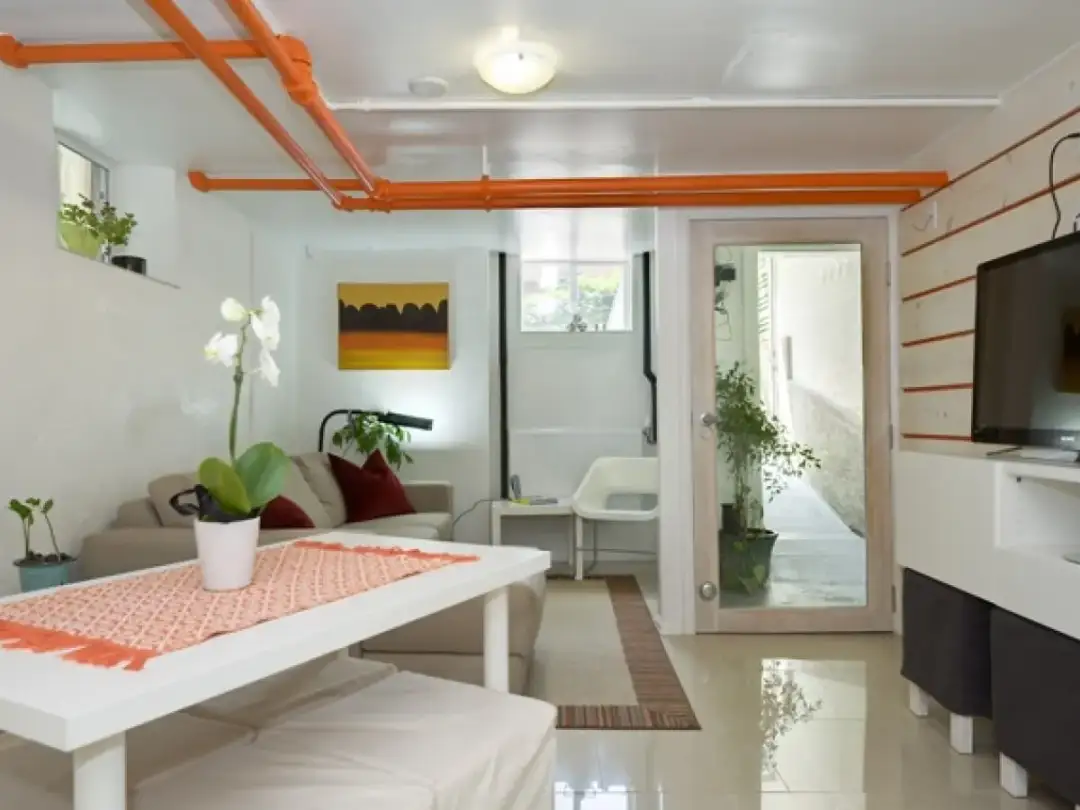 Jak ukryć rury przy suficie i nadać wnętrzu nowy wygląd