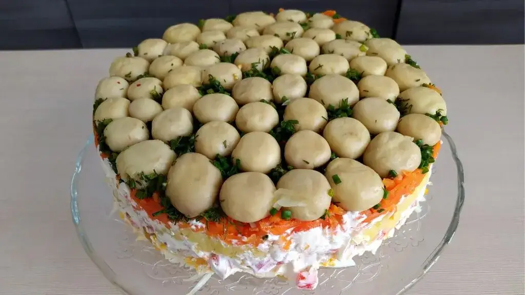 Jak zrobić efektowną sałatkę jak tort: przepis na udane przyjęcie