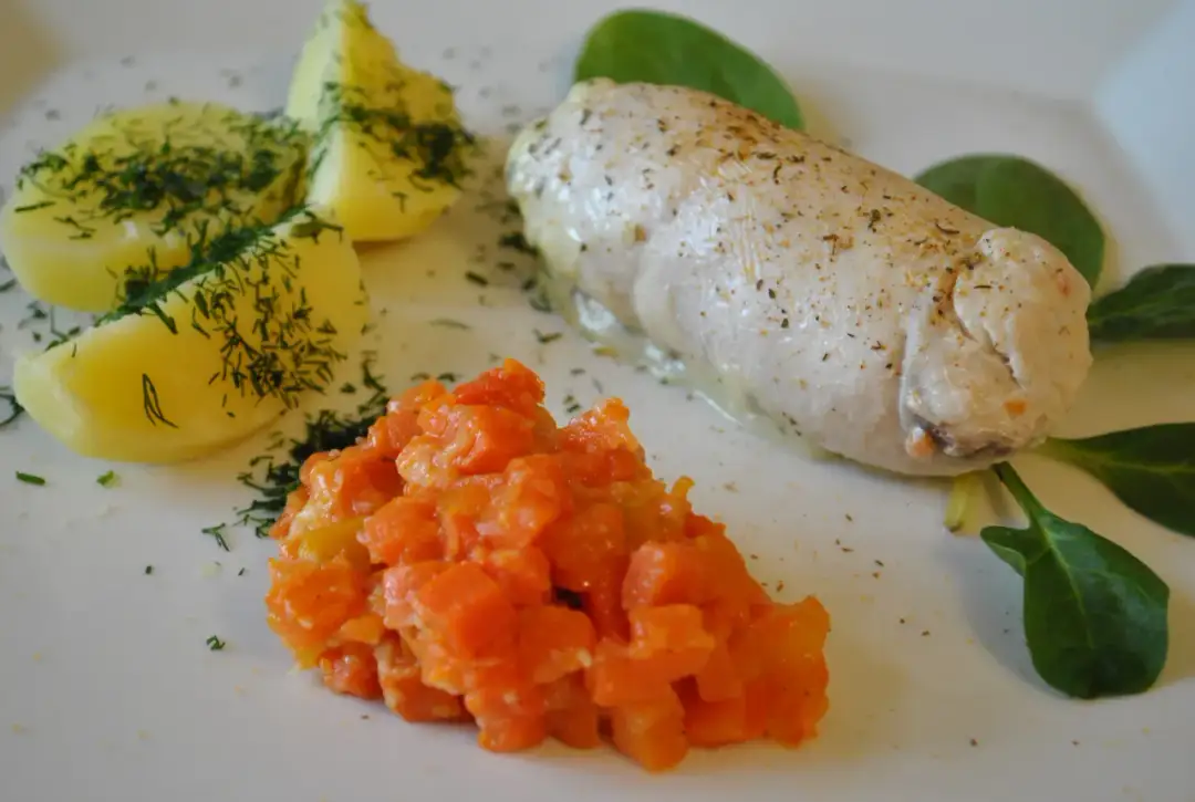 Gotowana pierś z kurczaka: 20+ pomysłów na dania bez marnowania