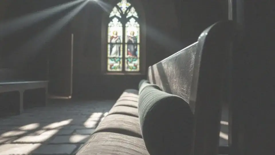 Czy czytanie horoskopu to grzech? Co mówi Kościół i dlaczego to ważne