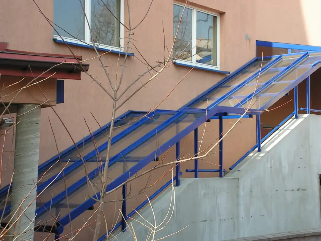 Zewnętrzna klatka schodowa: Klucz do pięknego domu jednorodzinnego