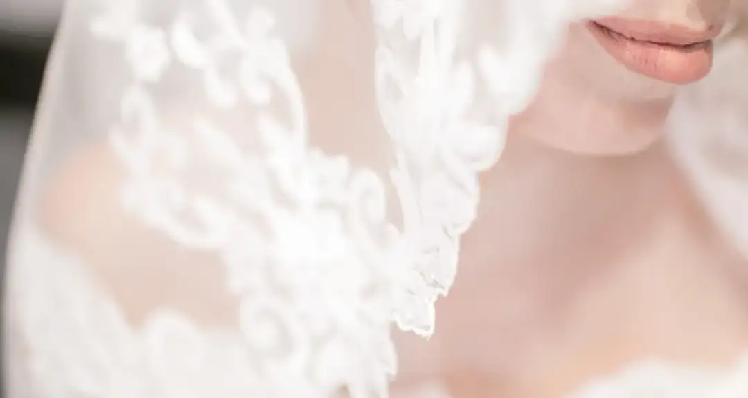 Czy koronka jest modna? Odkryj jej nieoczekiwaną popularność w modzie