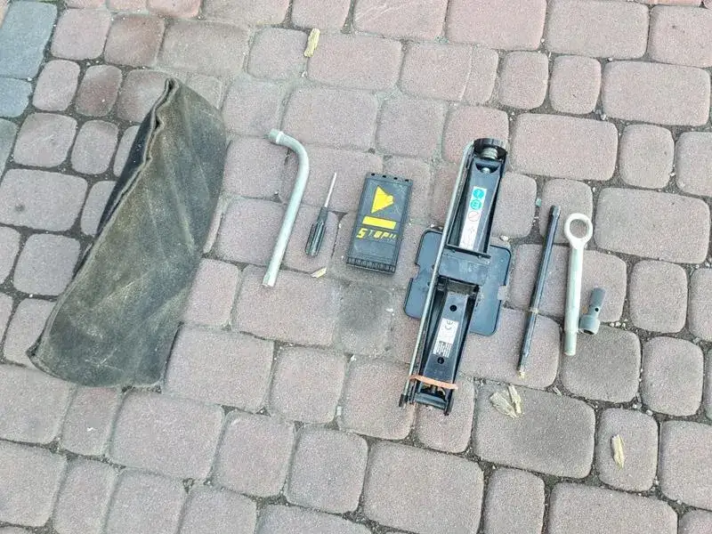 Jak opuścić koło zapasowe Fiat Doblo - proste kroki i porady