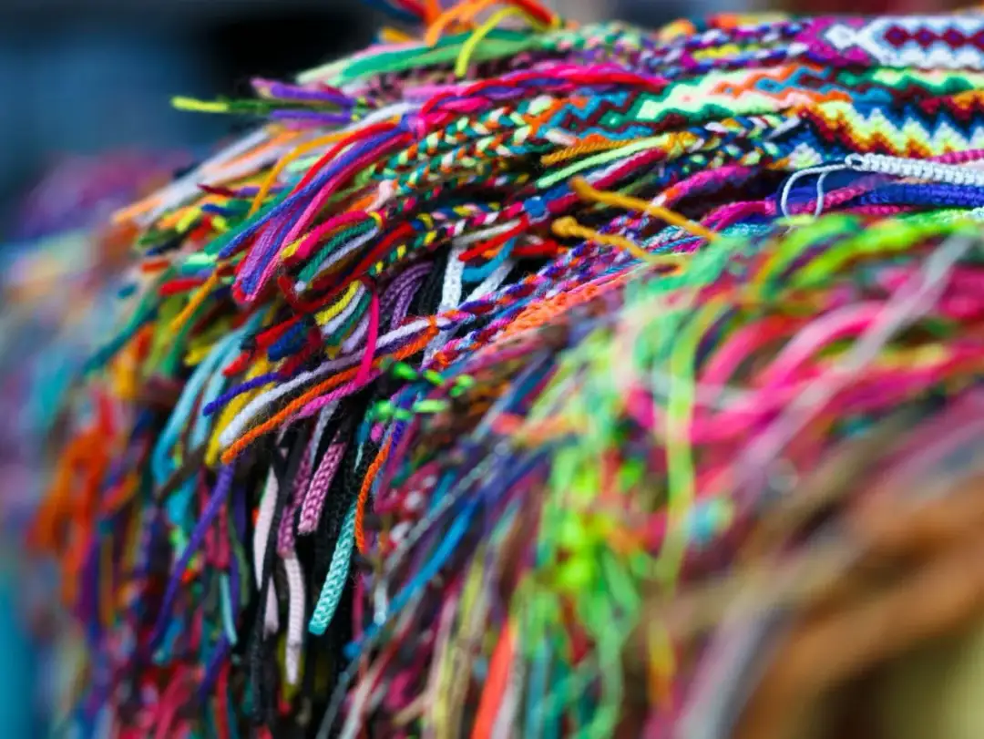 Bransoletki jak zrobić: Proste kroki do stworzenia pięknych bransoletek