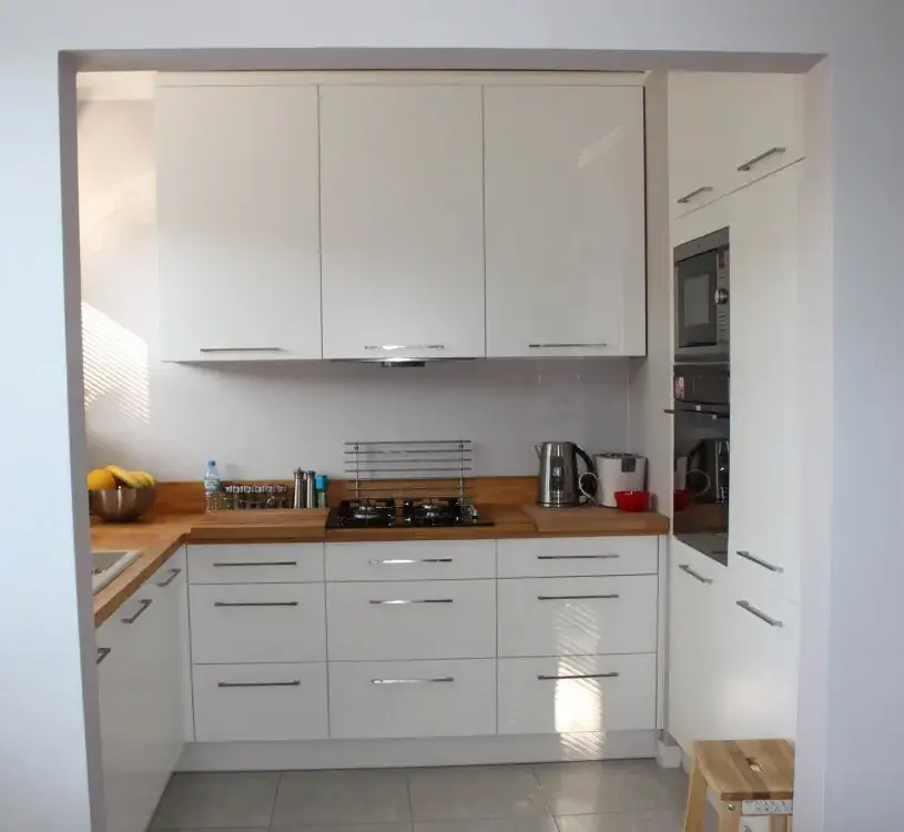 Jak ustawić meble w kuchni, aby uniknąć chaosu i zyskać przestrzeń