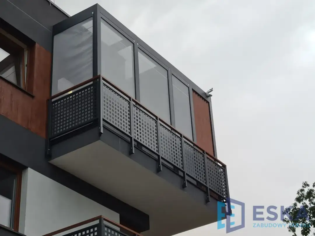 Koszty zabudowy balkonu w bloku: Ceny, formalności i jak zaoszczędzić?
