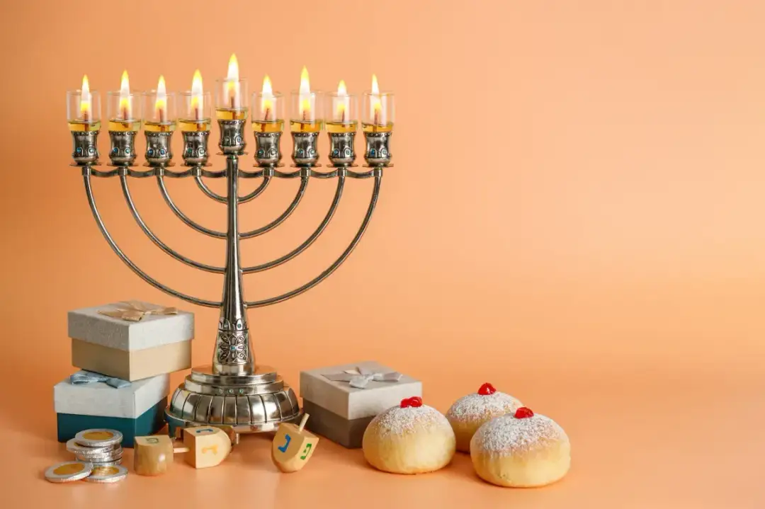 Skąd świece chanukowe w sejmie? Historia i znaczenie tradycji