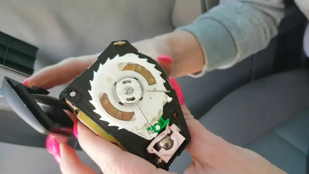 Jak naprawić zablokowany pas bezpieczeństwa i uniknąć kosztownych napraw