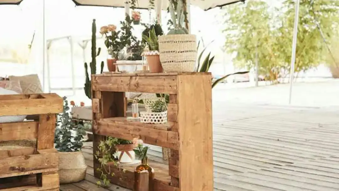 Jak zrobić regał z palet - proste kroki, które zaoszczędzą czas i pieniądze