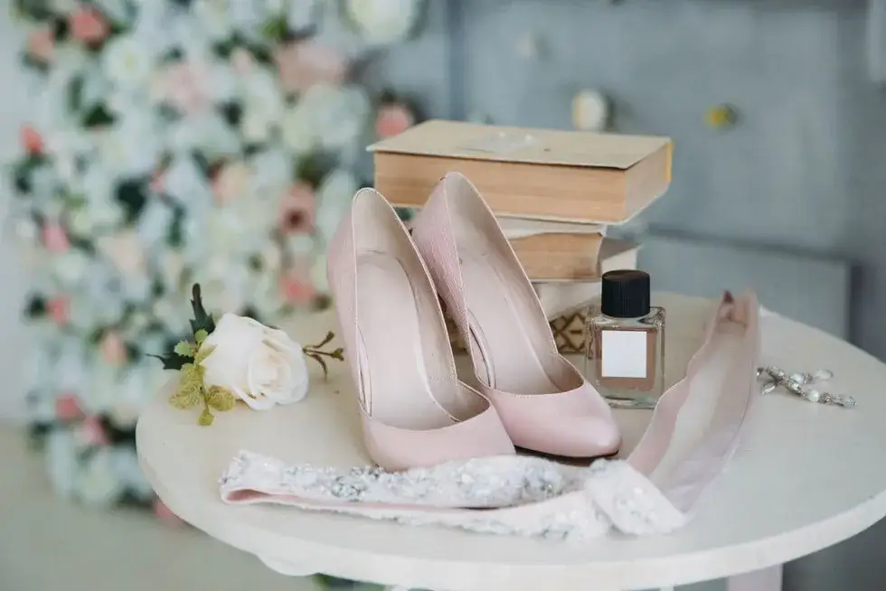 Dodatki do sukni ślubnej: Jak dobrać idealne akcesoria?