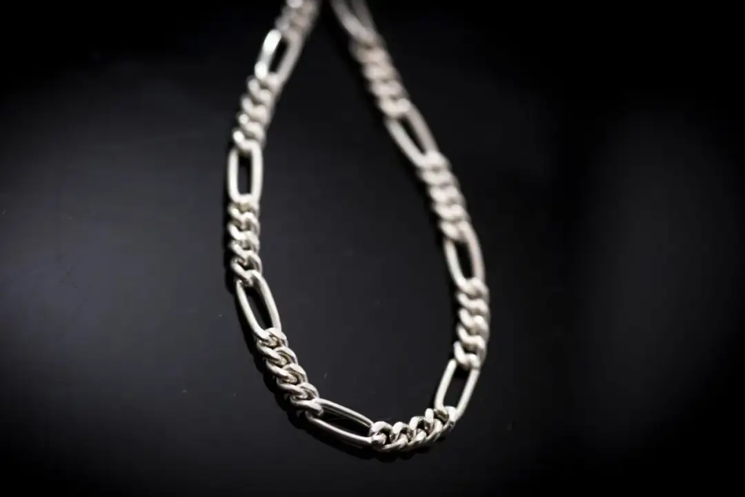 Jak wyczyścić srebrną bransoletkę? Sprawdzone metody na skuteczne czyszczenie