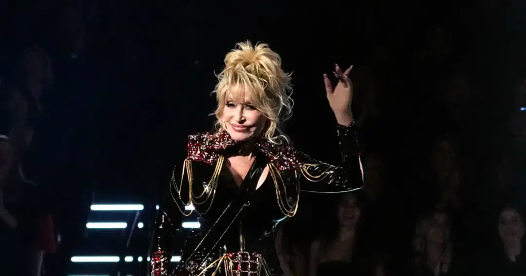 Dolly Parton twierdzi, że aby znaleźć się w Rock & Roll Hall of Fame, musisz to zasłużyć