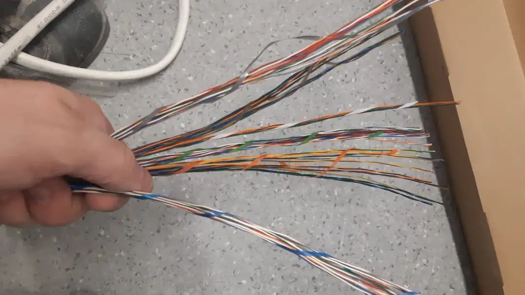 Gdzie zgłosić zerwany kabel telefoniczny, aby uniknąć problemów?