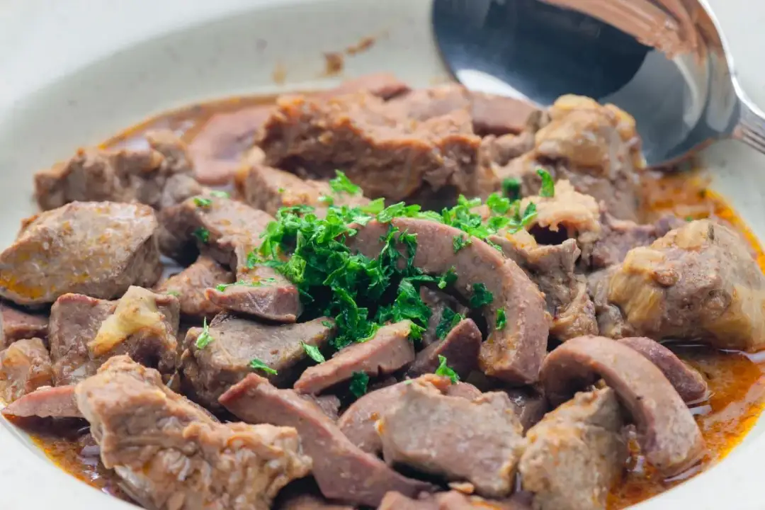 Jak długo gotować wątróbkę drobiową? Sekret miękkości i smaku