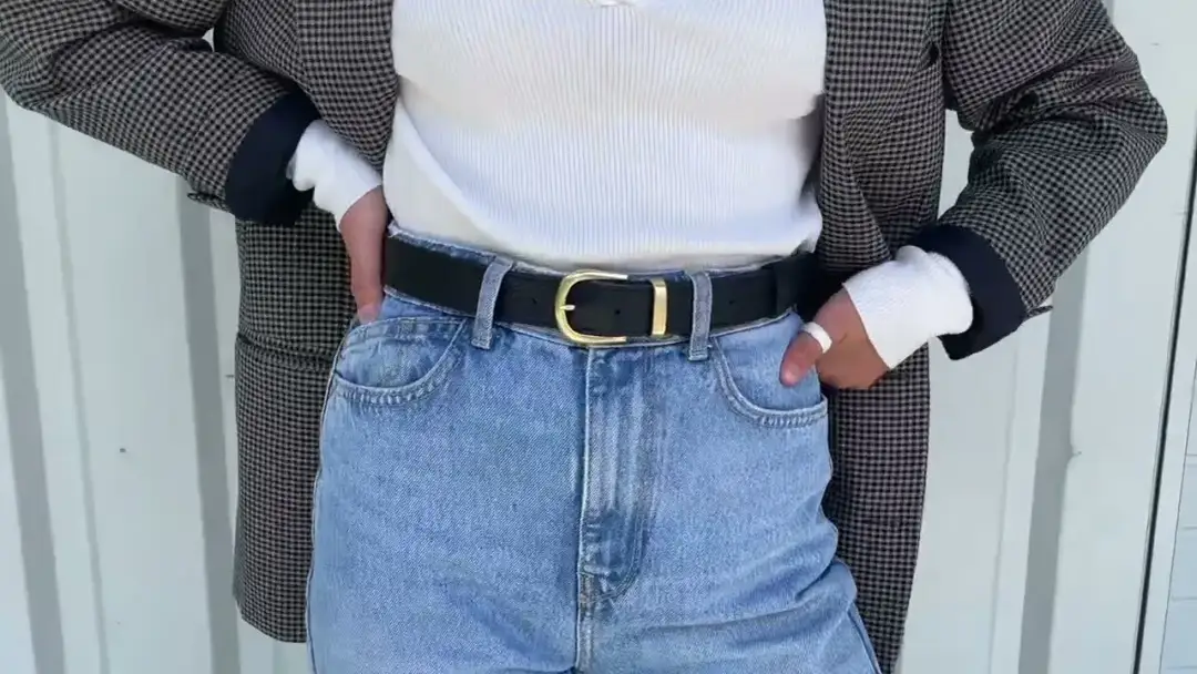Jak nosić pasek do spodni damskich? Stylizuj sylwetkę!