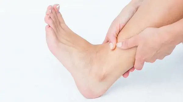 Czym się różni zwichnięcie od skręcenia? Kluczowe różnice i objawy