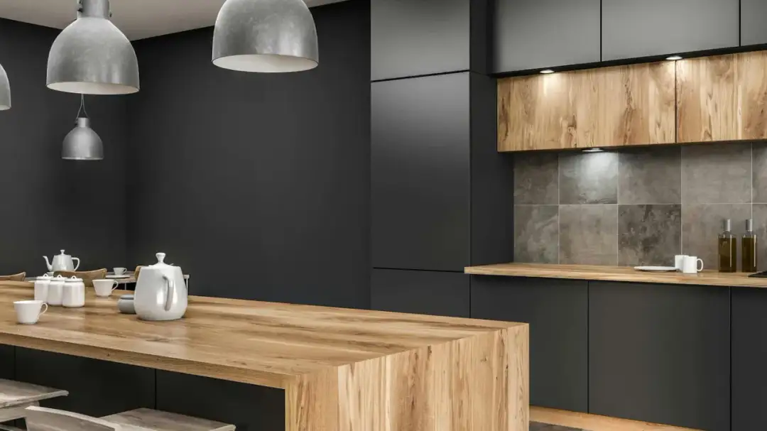 Co między szafkami w kuchni? Materiały, trendy, porady eksperta