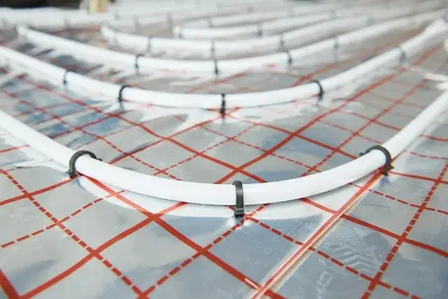 Jak układać folię pod ogrzewanie podłogowe, unikając najczęstszych błędów