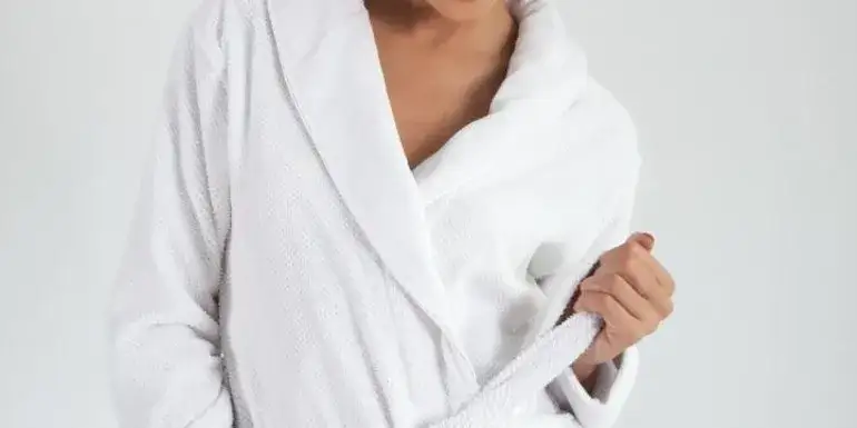 Dlaczego biały szlafrok damski to must-have w każdej garderobie?