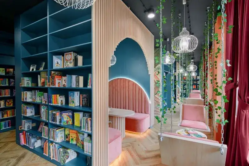 Modna kawiarnia w centrum Warszawy vs biblioteka w Kraśniku - Zdjęcia