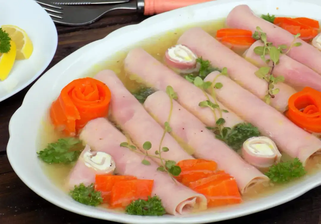 Jak zrobić schab w galarecie z chrzanem - łatwy przepis na smaczną przekąskę