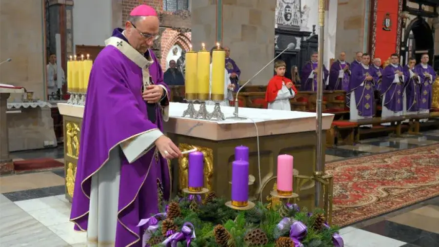 Kiedy są roraty w kościele? Sprawdź godziny i tradycje Adwentu