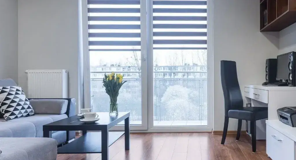 Jakie rolety na drzwi balkonowe wybrać, aby zyskać komfort i styl