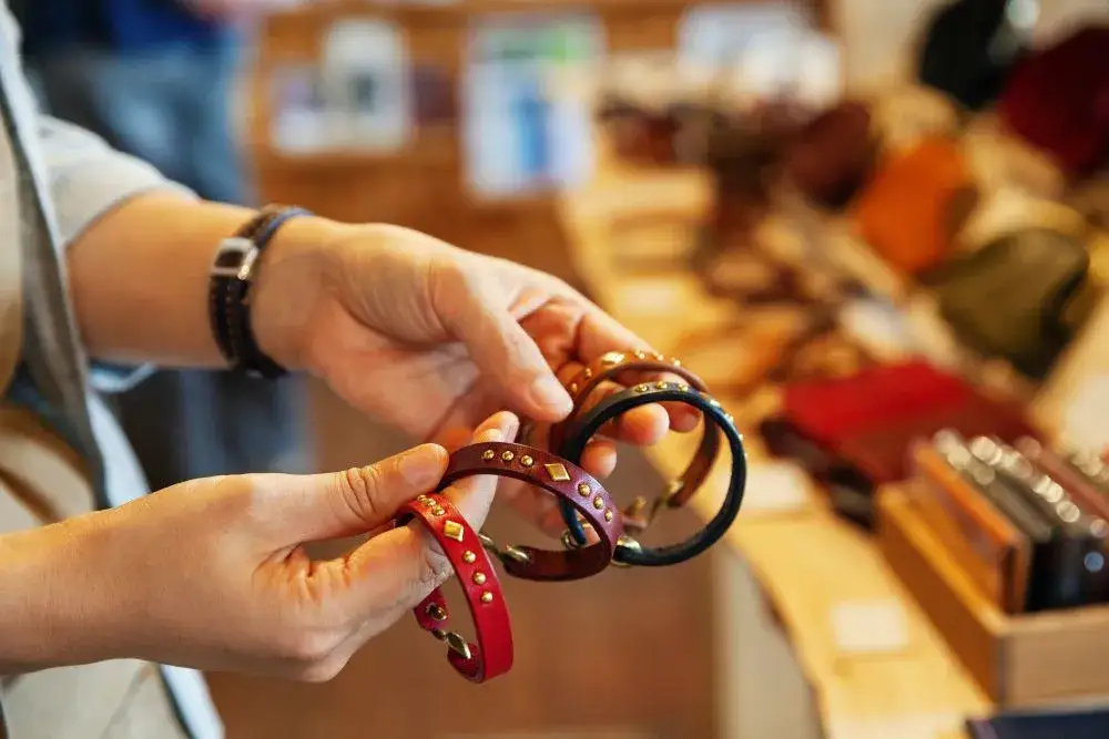 Jak zrobić bransoletki z rzemyków - proste sposoby na unikalną biżuterię