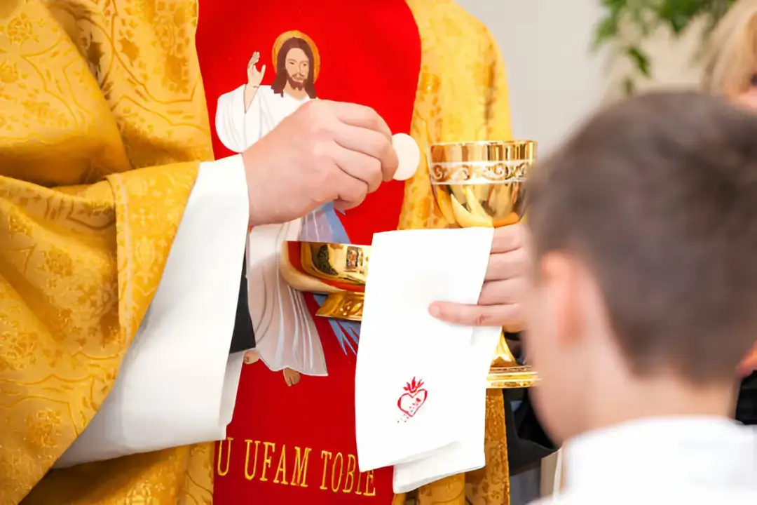 Komunię czy komunie? Zrozum raz na zawsze różnicę!