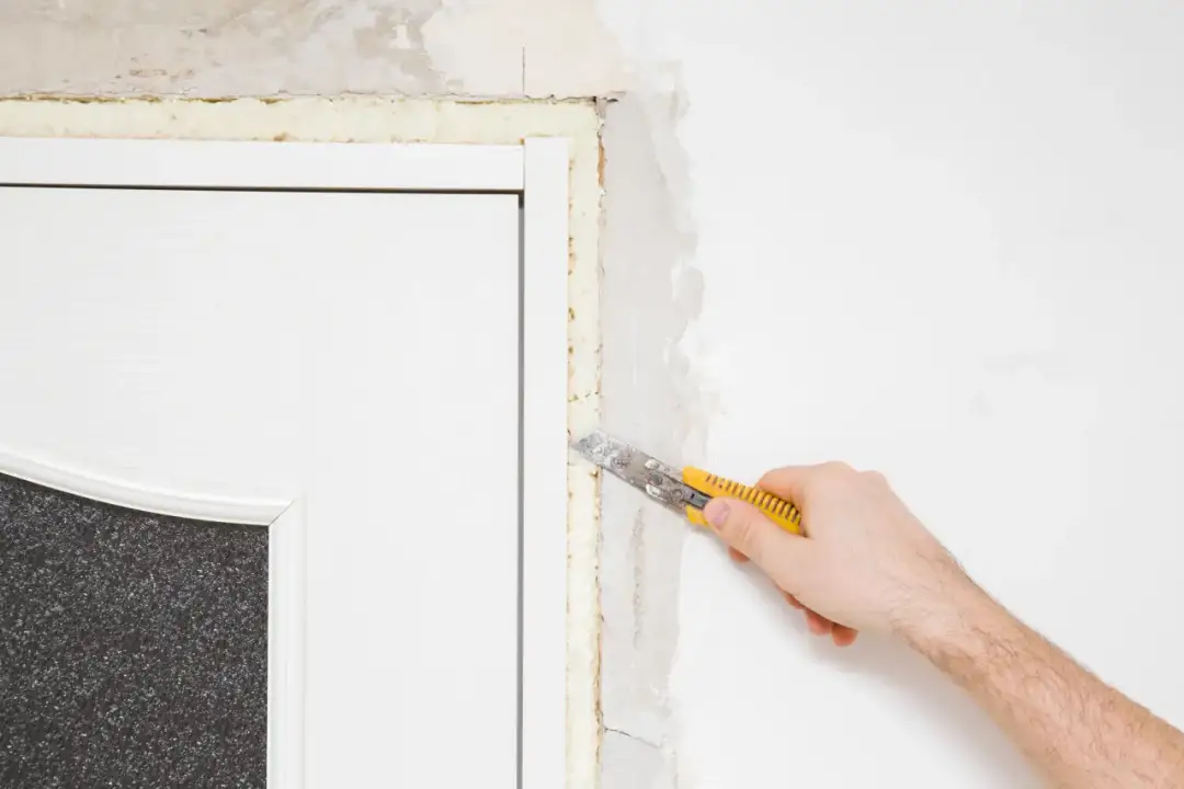 Skuteczne sposoby na usunięcie zaschniętej pianki montażowej