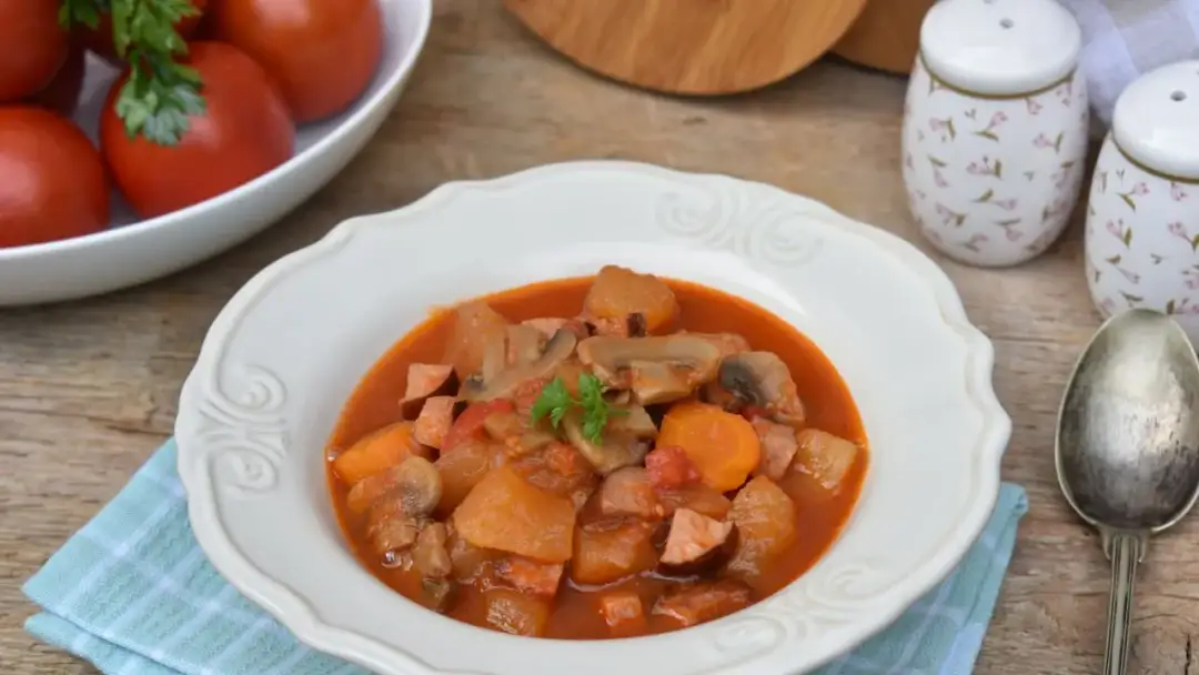 Domowe leczo z pieczarkami i kiełbasą - uczta dla podniebienia rodziny