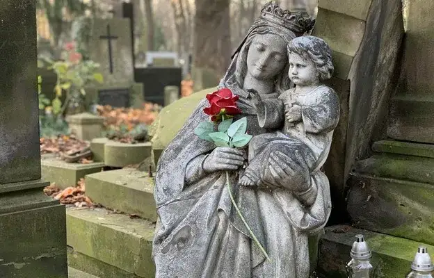 Do kogo przychodzą dusze czyśćcowe? Odkryj ich tajemnice i znaczenie