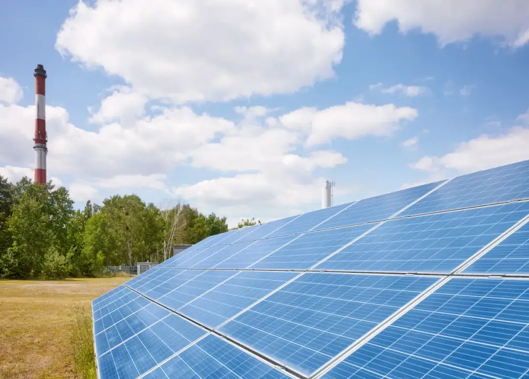 Drogi prąd w gospodarstwie? Fotowoltaika pomaga ustabilizować koszty pracy rolnika