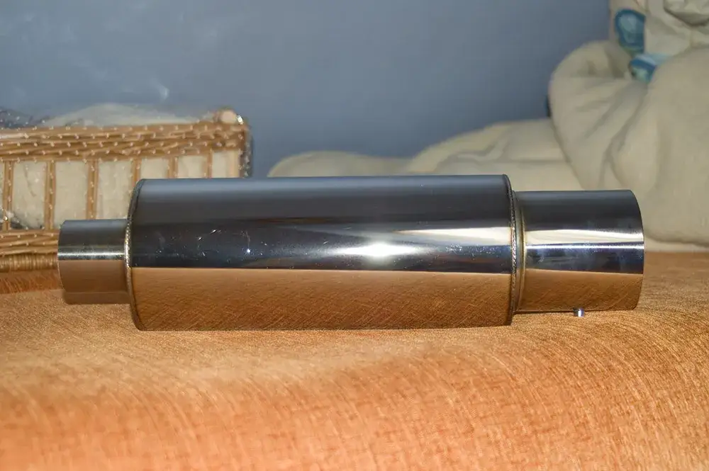 Jak wyciszyć wydech przelotowy i cieszyć się spokojną jazdą samochodem