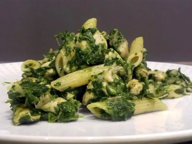 Makaron z kurczakiem, szpinakiem, pieczarkami, śmietaną i czosnkiem