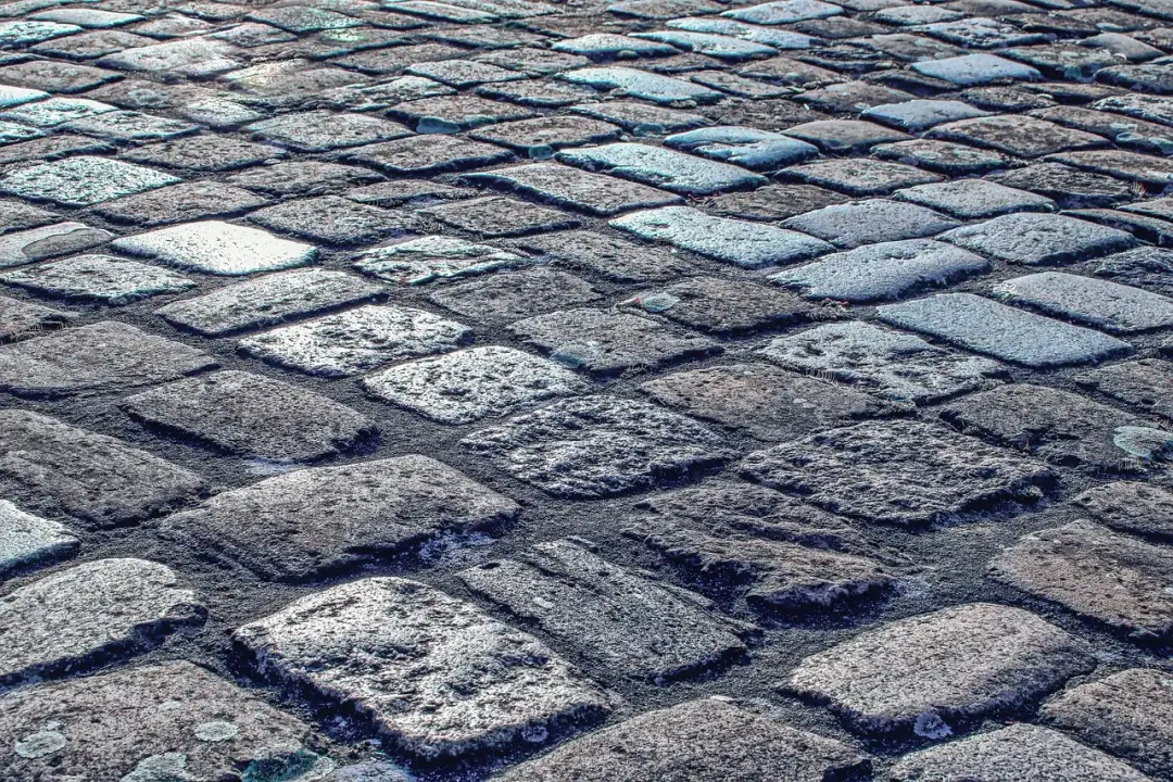 Usuwanie plam z oleju z kostki brukowej: Skuteczne metody krok po kroku