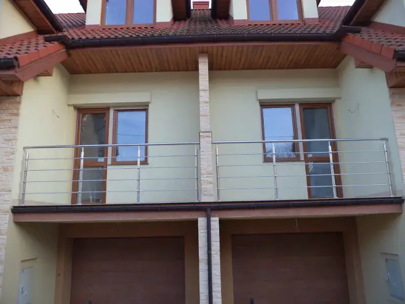 Balustrada przed czy po elewacji: co wybrać, aby uniknąć problemów?