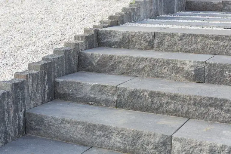 Czym pokryć betonowe schody zewnętrzne, aby uniknąć problemów?