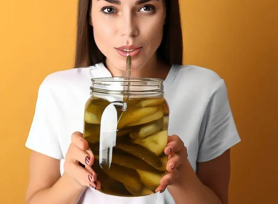 Czy woda z ogórków kiszonych jest zdrowa? Odkryj korzyści i ryzyko