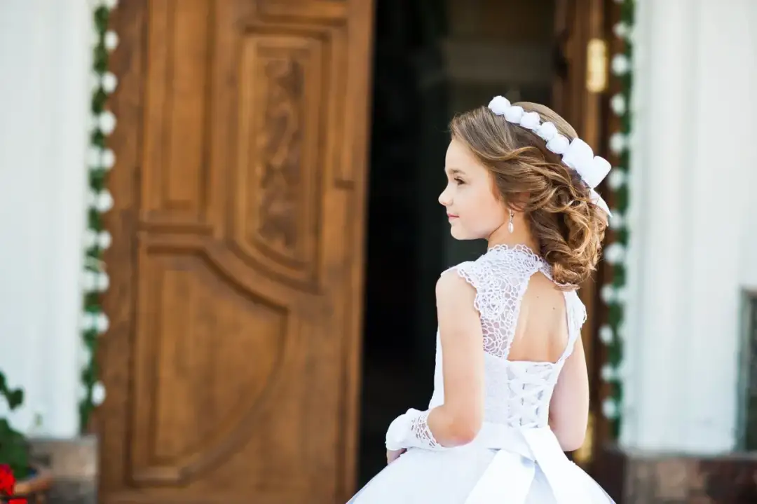 Idealne fryzury komunijne dla dziewczynek: proste porady jak je wykonać