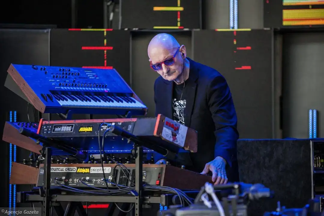 Muzyka elektroniczna symfoniczna: Fuzja orkiestry i syntezatorów