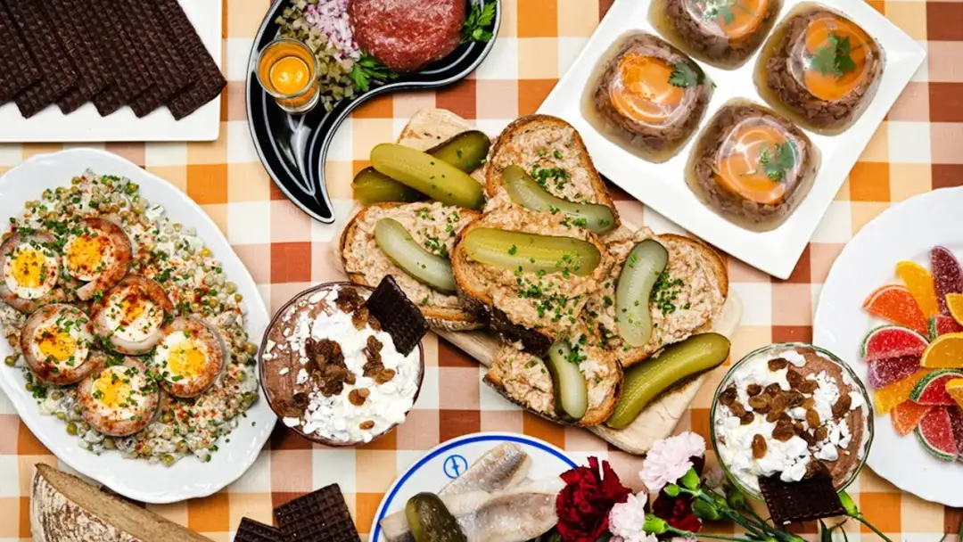 Jedzenie na imprezę w stylu lat 80.? Gotowe menu i przepisy PRL!