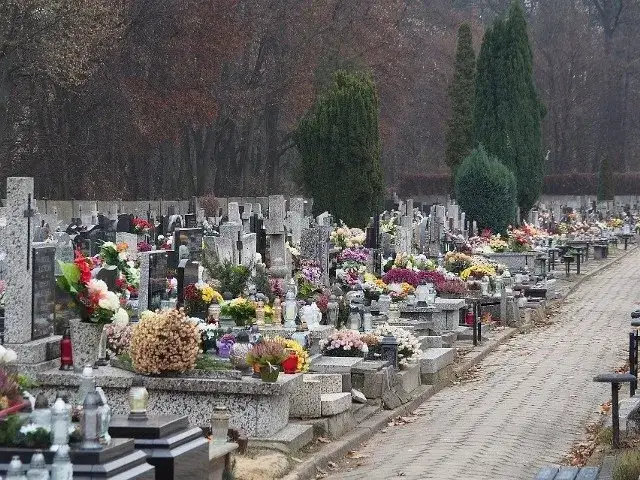 Jak przymocować wiązankę do pomnika, aby uniknąć uszkodzeń i kradzieży