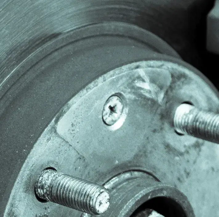 Kluczowe zasady doboru śrub do tarcz hamulcowych. Zapamiętaj je!