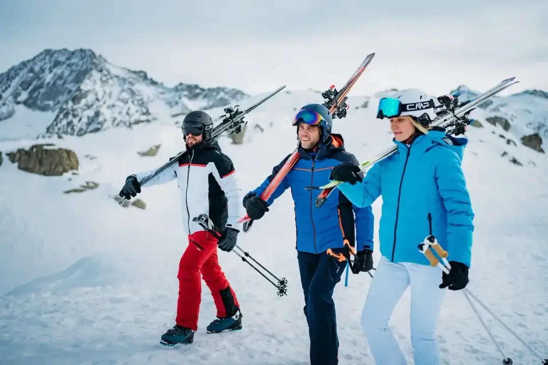 Jaką kurtkę w góry? Ekspert radzi: Hardshell, softshell czy puchówka?