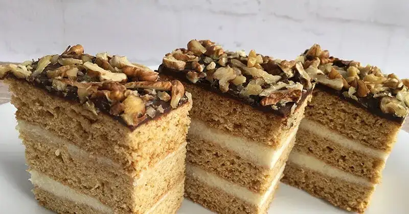 Miodownik z kaszą manną to słodki klasyk w nowej odsłonie na deser