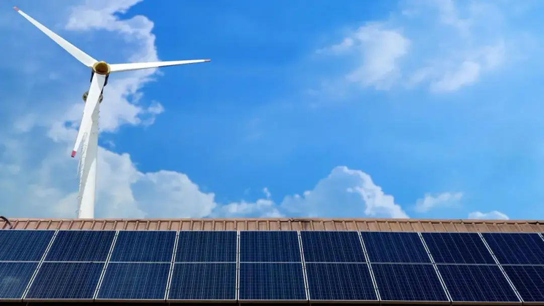 Przydomowa elektrownia wiatrowo-słoneczna: oszczędzaj na rachunkach za prąd