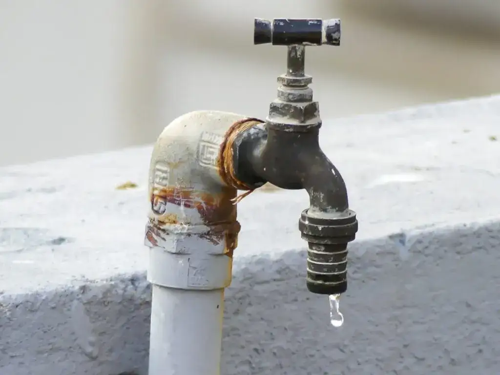 Tymczasowa woda na budowie: Kluczowe aspekty i rozwiązania