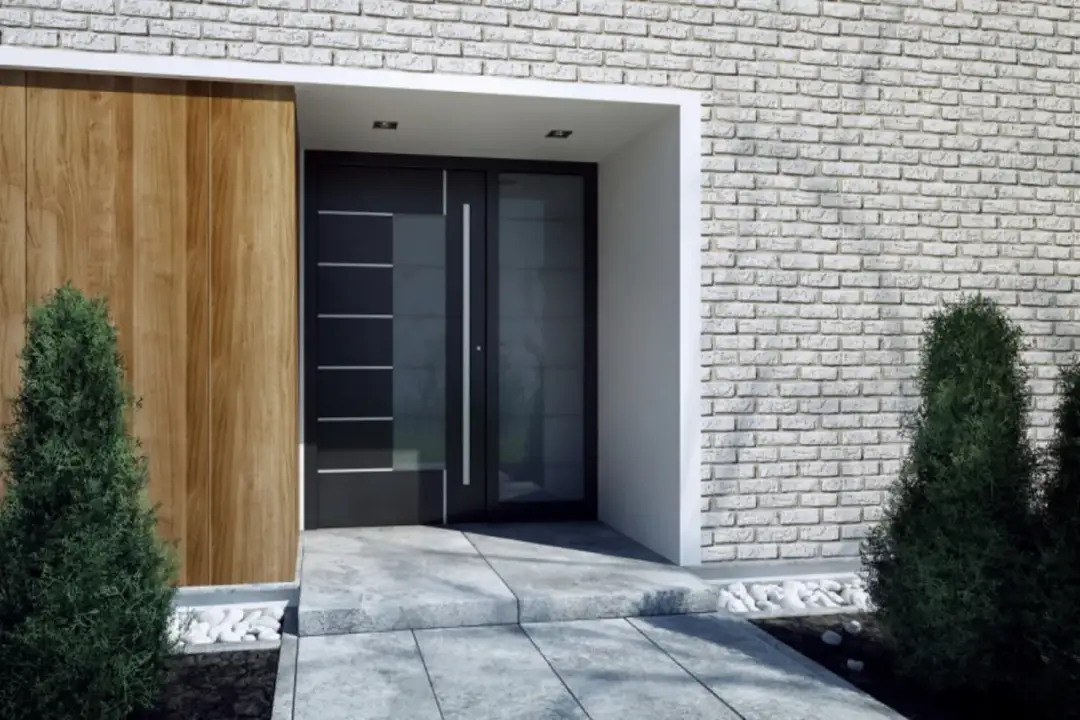 Nowoczesne drzwi wejściowe z drewnianym panelem i przeszkleniem, na tle białej cegły.