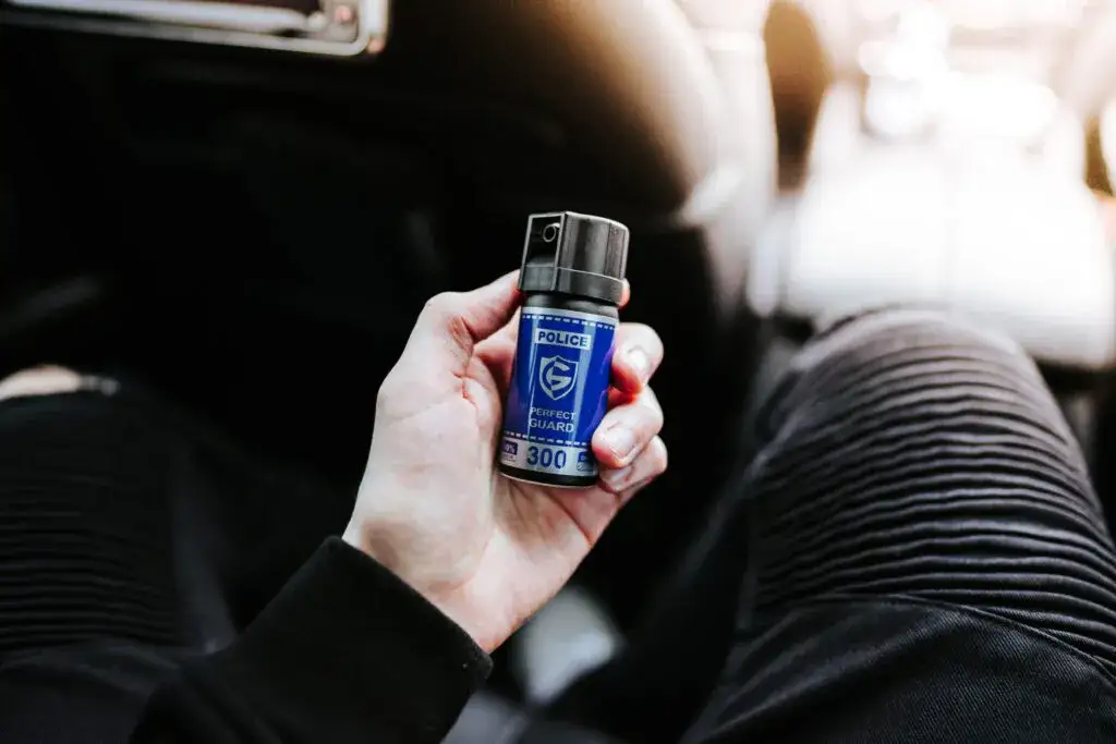 Gaz pieprzowy legalny? Kiedy i jak go używać zgodnie z prawem